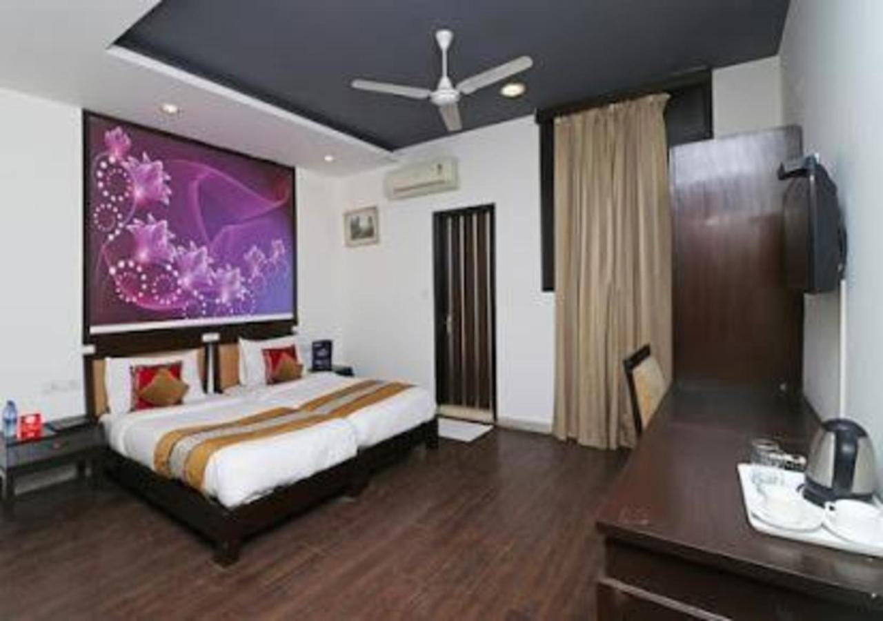 Hotel Loto - Sector 66 Νόιντα Εξωτερικό φωτογραφία